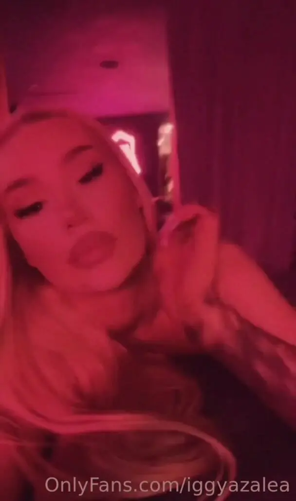 Iggy Azalea Perfect Ass Show On Bed