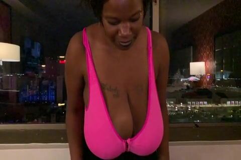 Dalovelynyny: Boobs shaking in pink shirt !