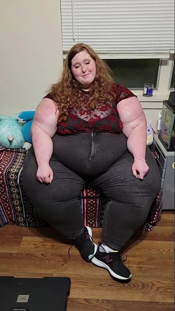 SSBBW Hayley Weighs Herself In January 2024