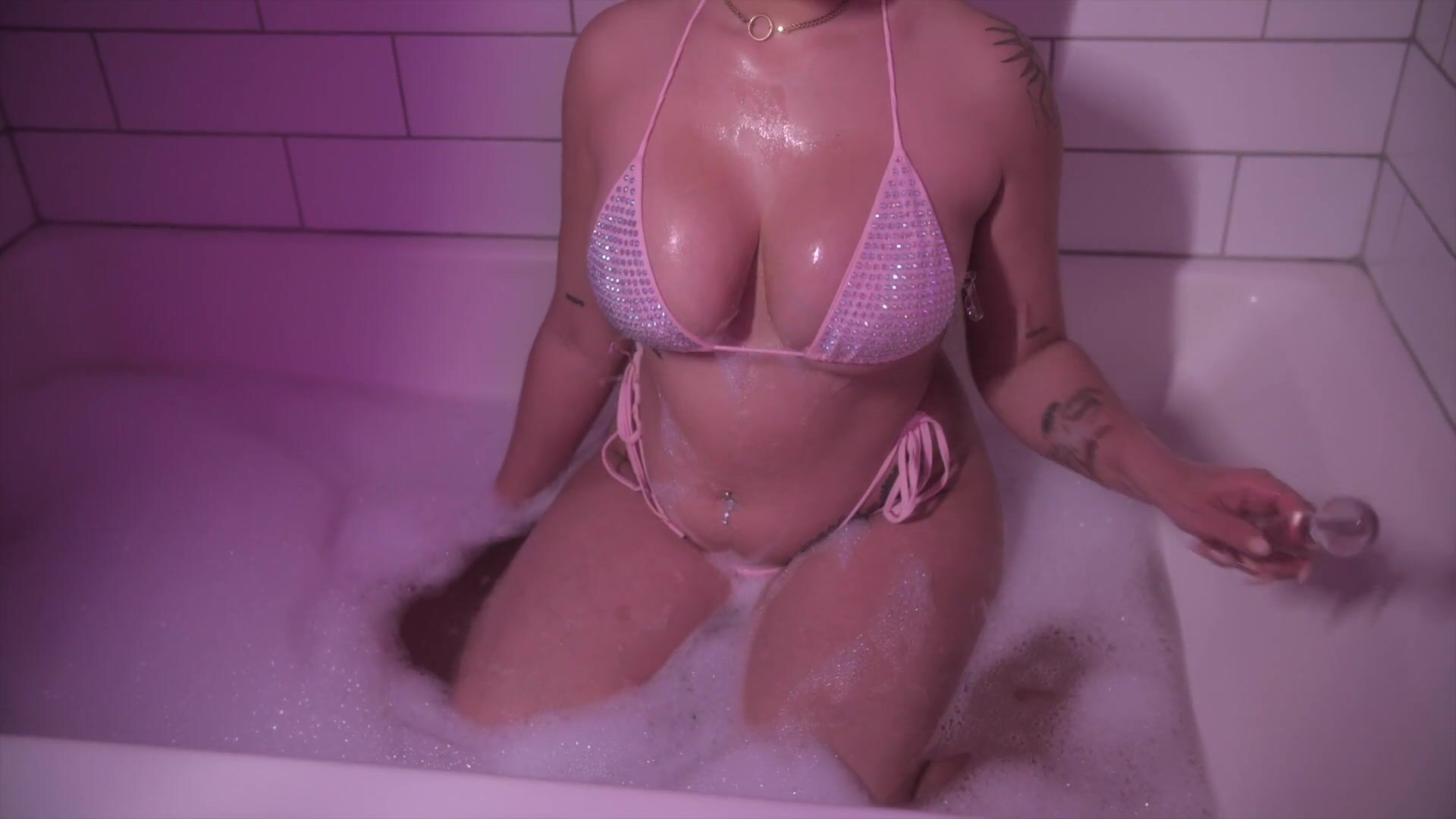 Nika Venom - Horny PAWG Takes A Bubble Bath