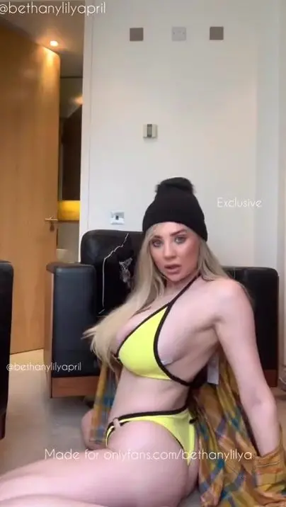 Bethanylilya - bethanylilya yellow bikini and booty flexing