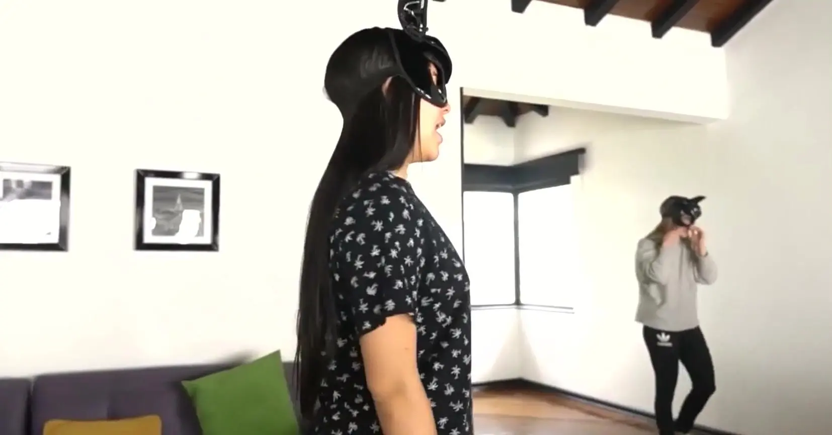 Flirt Hotel - Pantsing each other Enf