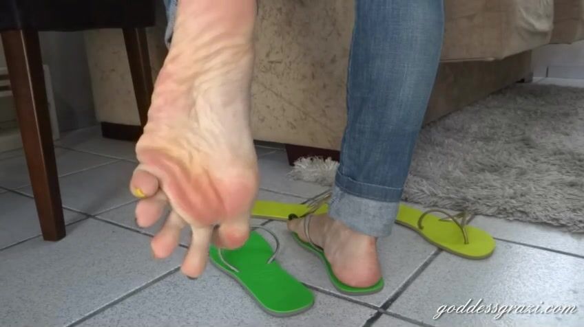 goddessgrazi yellow toes