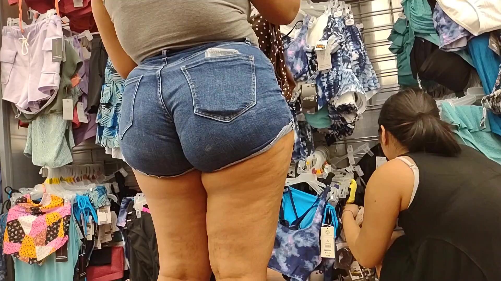 Chunky Booty Stuffed In Jean Shorts Vpl Candid