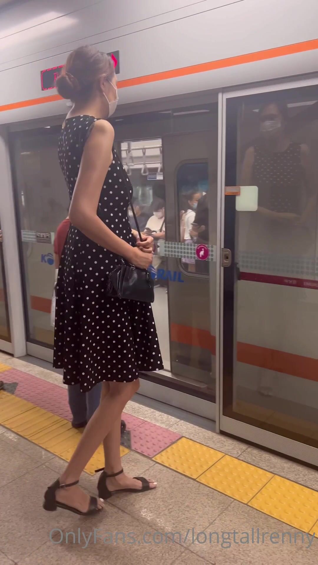 Tall renny towering over everyone on the subway