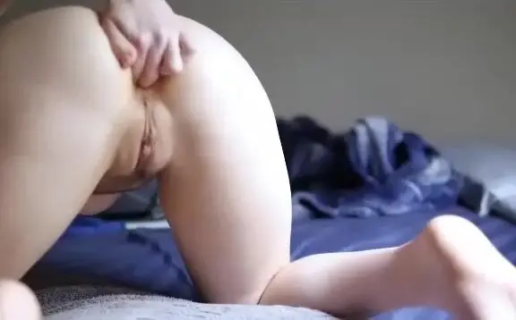 Sexy Brunette Gets all her knuckle in her ass.