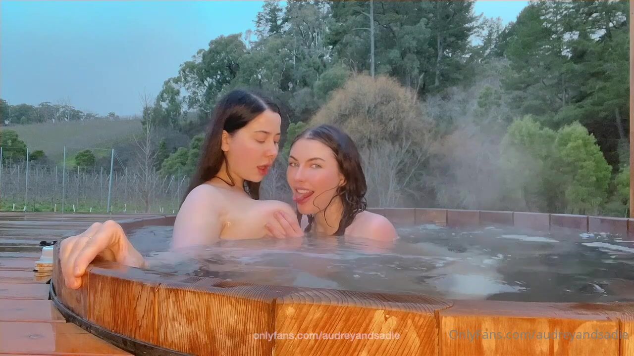 AudreyandSadie - Jacuzzi