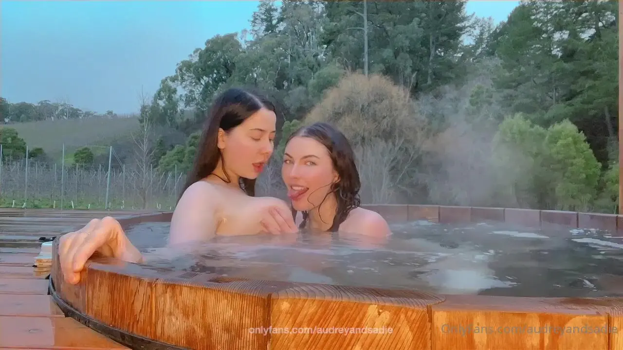 AudreyandSadie - Jacuzzi