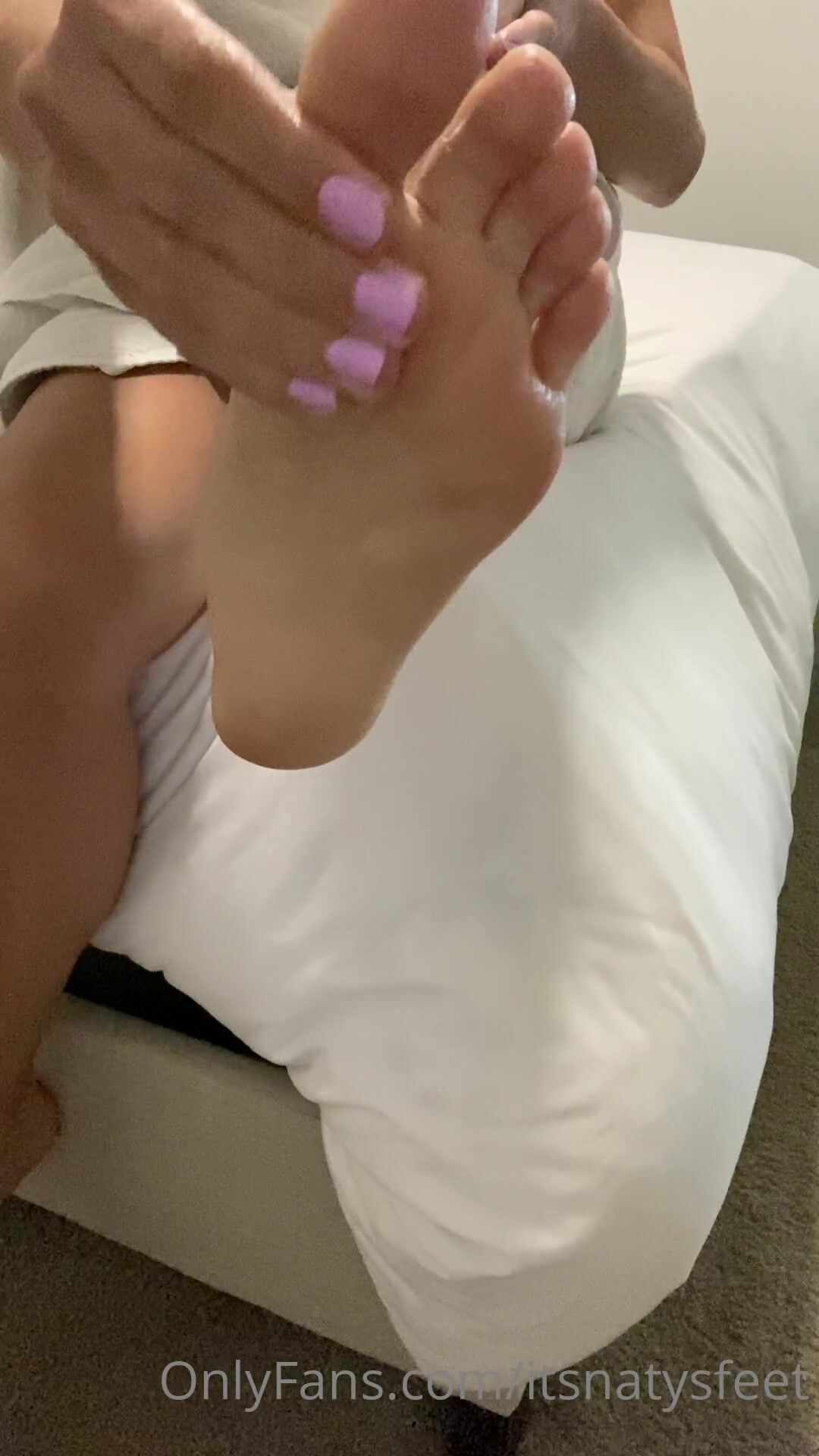 Itsnatysfeet would you please join me while i massage my feet & put some  lotion on