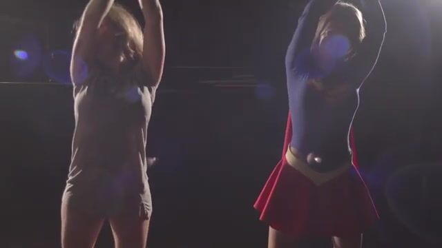Superheroines Supergirl vs She hulk