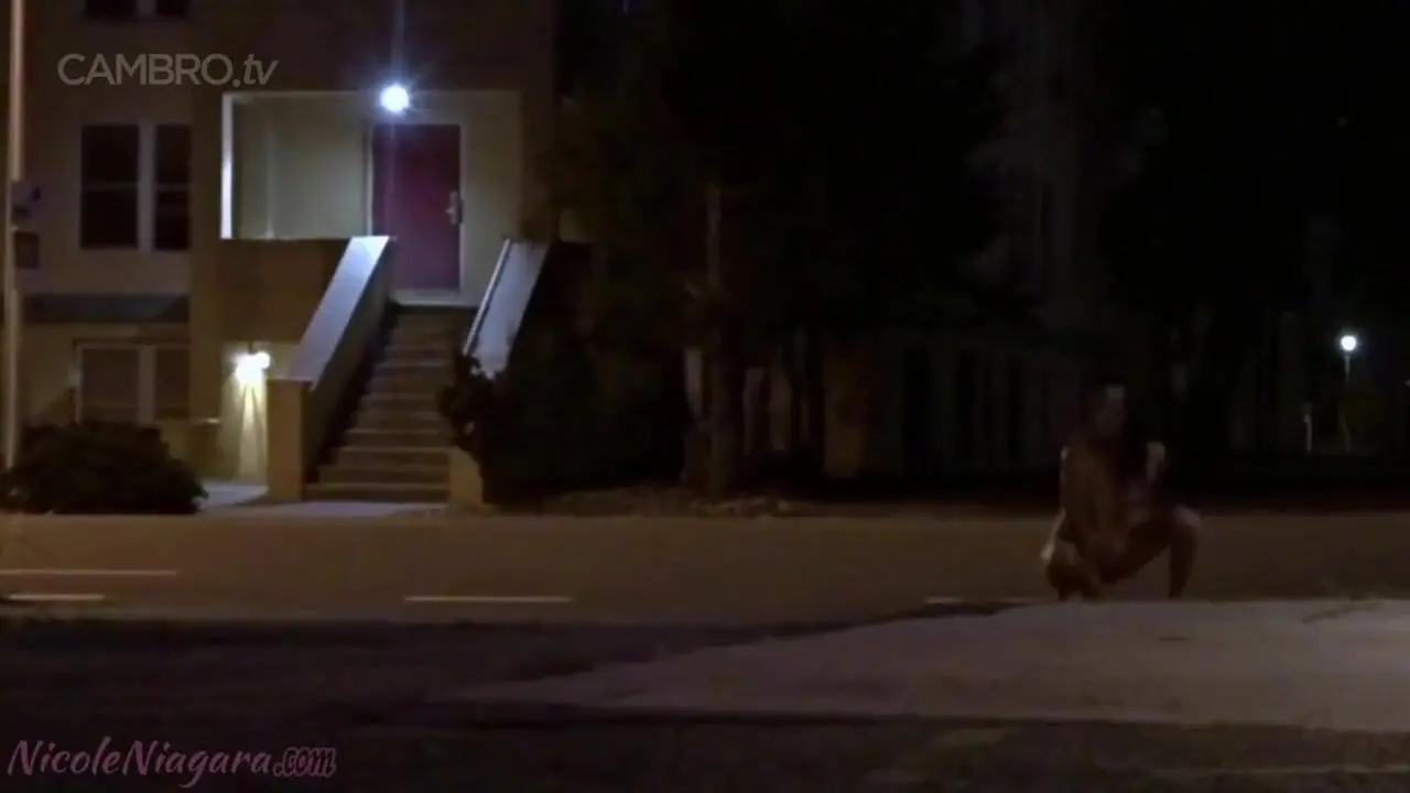 Nicole Niagara masturbates on busy public street