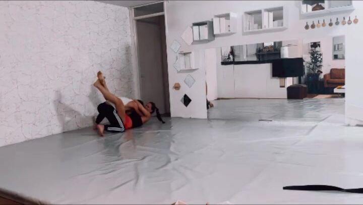 Woman beat man with jiu jitsu