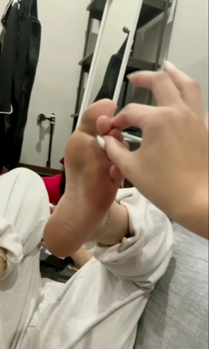 Mia Khalifa showing feet