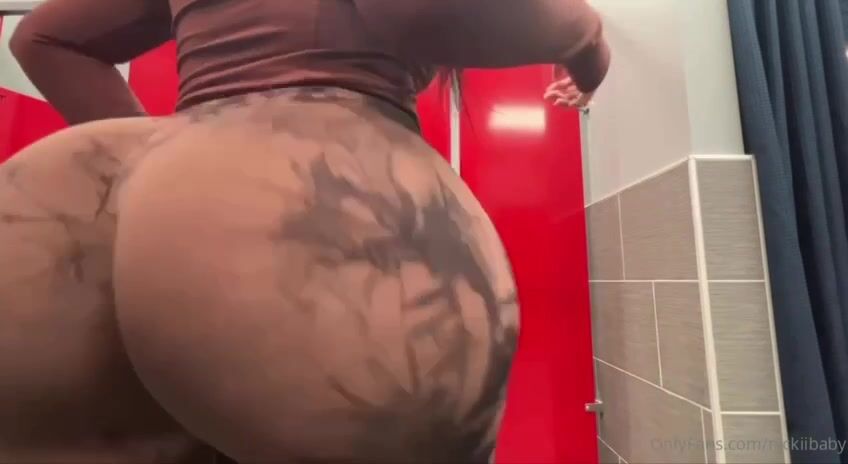 nickiibaby/nickiitheboss ass showing in yoga pant