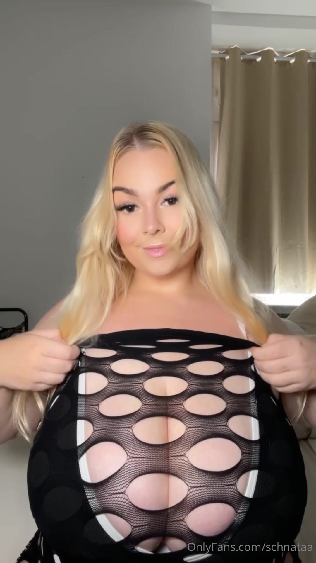 Schnataa - shaking tits in black