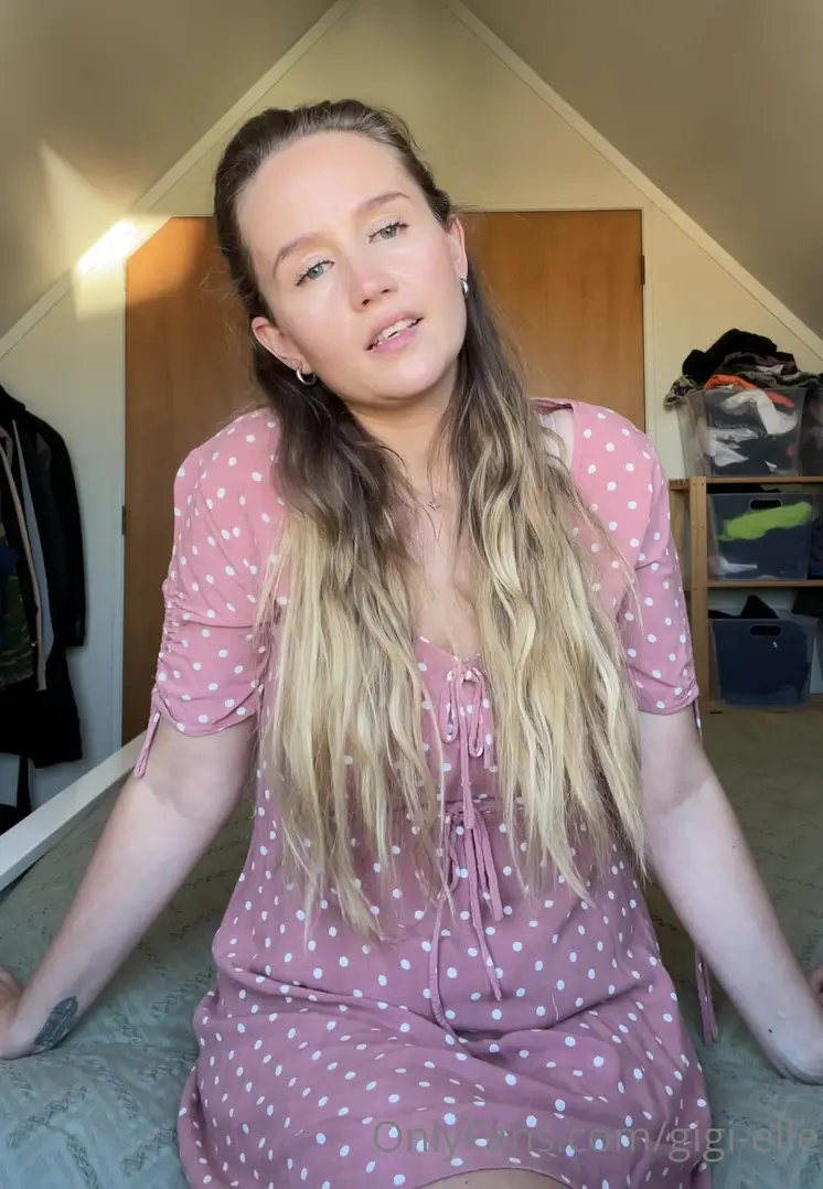 kiwigirlgigi thought i d try something new reading erotica while taking my clothes off touching my onlyfans xxx porn videos
