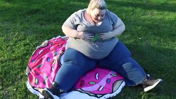 SSBBW Juicy Jackie in Park