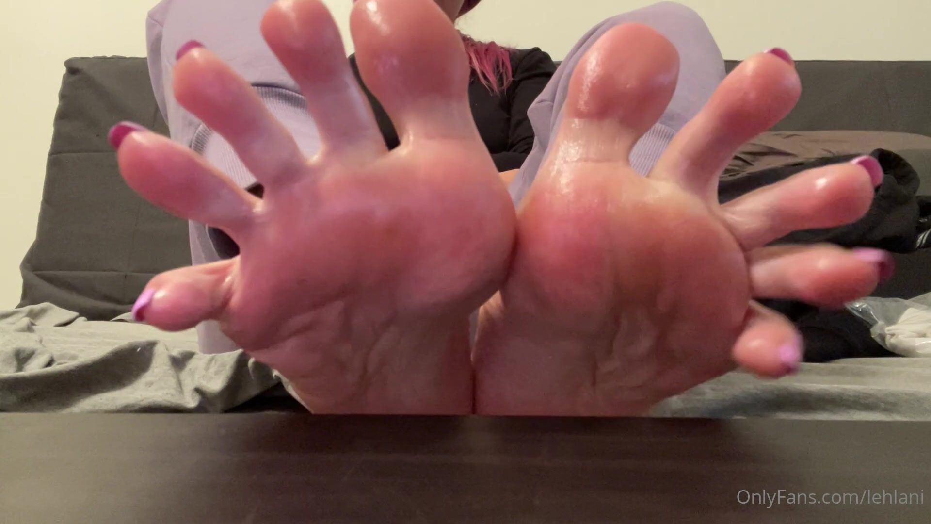 Lehlani has pretty pink toes