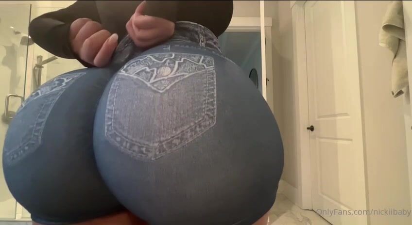 NICKIIBABY - HUGE PAWG TIGHT JEANS SHAKING HER ASS