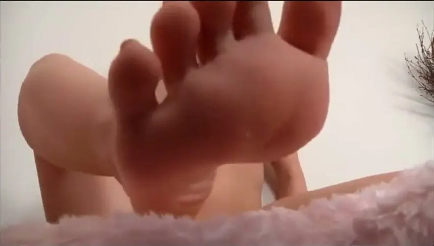 Giantess finds tiny